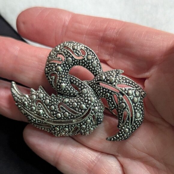 Vintage Marcasite Silver-Tone Textured Leaf & Swirl Design Brooch Pin - Picture 3 of 4